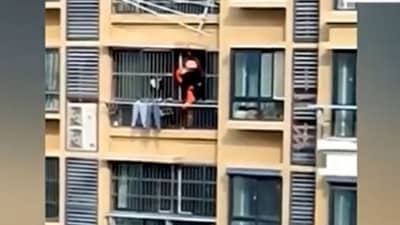 19 માં માળથી પડેલી મહિલા 17 માં માળે જઇને લટકી, વીડિયો જોઇ તમારા પણ રુવાડાં ઉભા થઇ જશે