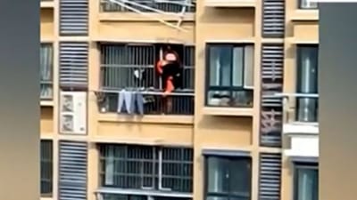 19 માં માળથી પડેલી મહિલા 17 માં માળે જઇને લટકી, વીડિયો જોઇ તમારા પણ રુવાડાં ઉભા થઇ જશે