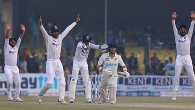 ભારત અને ન્યુઝીલેન્ડ (India vs New Zealand) વચ્ચે બીજી ટેસ્ટ મેચ મુંબઈ (Mumbai Test) માં રમાશે. આ દ્વારા વિરાટ કોહલી (Virat Kohli) વાપસી કરશે. તેણે કાનપુર (Kanpur Test) માં પ્રથમ ટેસ્ટમાંથી આરામ લીધો હતો. પરંતુ બીજી ટેસ્ટ પહેલા ટીમ ઈન્ડિયાની સામે સમસ્યા એ છે કે વિરાટ કોહલીની પ્લેઈંગ ઈલેવનમાં કયો બેટ્સમેન આવશે? શ્રેયસ અય્યરની સદી અને ચેતેશ્વર પુજારા અને અજિંક્ય રહાણે જેવા સિનિયર બેટ્સમેનોની નિષ્ફળતા બાદ આ પ્રશ્ન વધુ જટિલ બન્યો છે. તેમજ ભારતીય ટીમ પાંચમાંથી એકપણ બોલરને બાકાત રાખી શકતી નથી. આવી સ્થિતિમાં મયંક અગ્રવાલ, શુભમન ગિલ, ચેતેશ્વર પુજારા, અજિંક્ય રહાણે અને શ્રેયસ અય્યરમાંથી કોઈ એકને બહાર જવું પડશે.