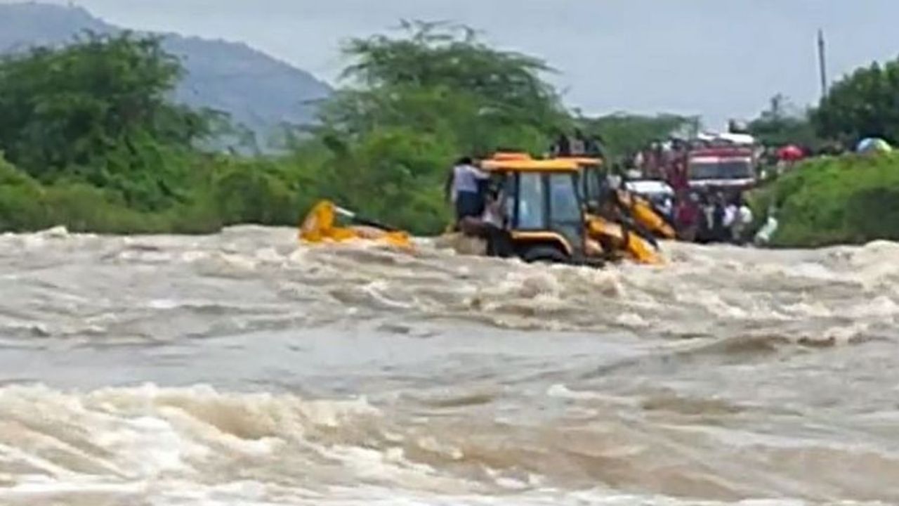 Andhra Pradesh: ભારે વરસાદે મચાવી તબાહી, ચિત્રાવતી નદીમાં ફસાયેલા 10 લોકોનું હેલિકોપ્ટરથી કરાયુ રેસ્ક્યૂ