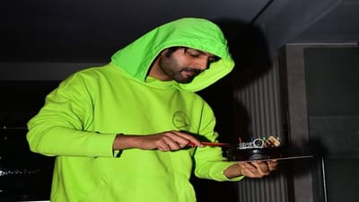 બોલિવૂડનો હેન્ડસમ હંક કાર્તિક આર્યન આજે તેનો 31મો જન્મદિવસ ઉજવી રહ્યો છે. કાર્તિકની સ્ટાઈલ બાકીના કલાકારો કરતા થોડી અલગ છે. અભિનેતા કોમેડી અને રોમેન્ટિક હીરોની અંદાજ માટે  જાણીતો છે.
