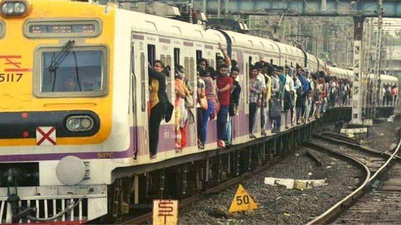 Mumbai Local Train: મુંબઈગરાઓ પુછી રહ્યા છે સવાલ, કોરોનાકાળમાં બંધ કરવામાં આવેલી ડીજીટલ ટીકીટ ક્યારથી મળશે ?