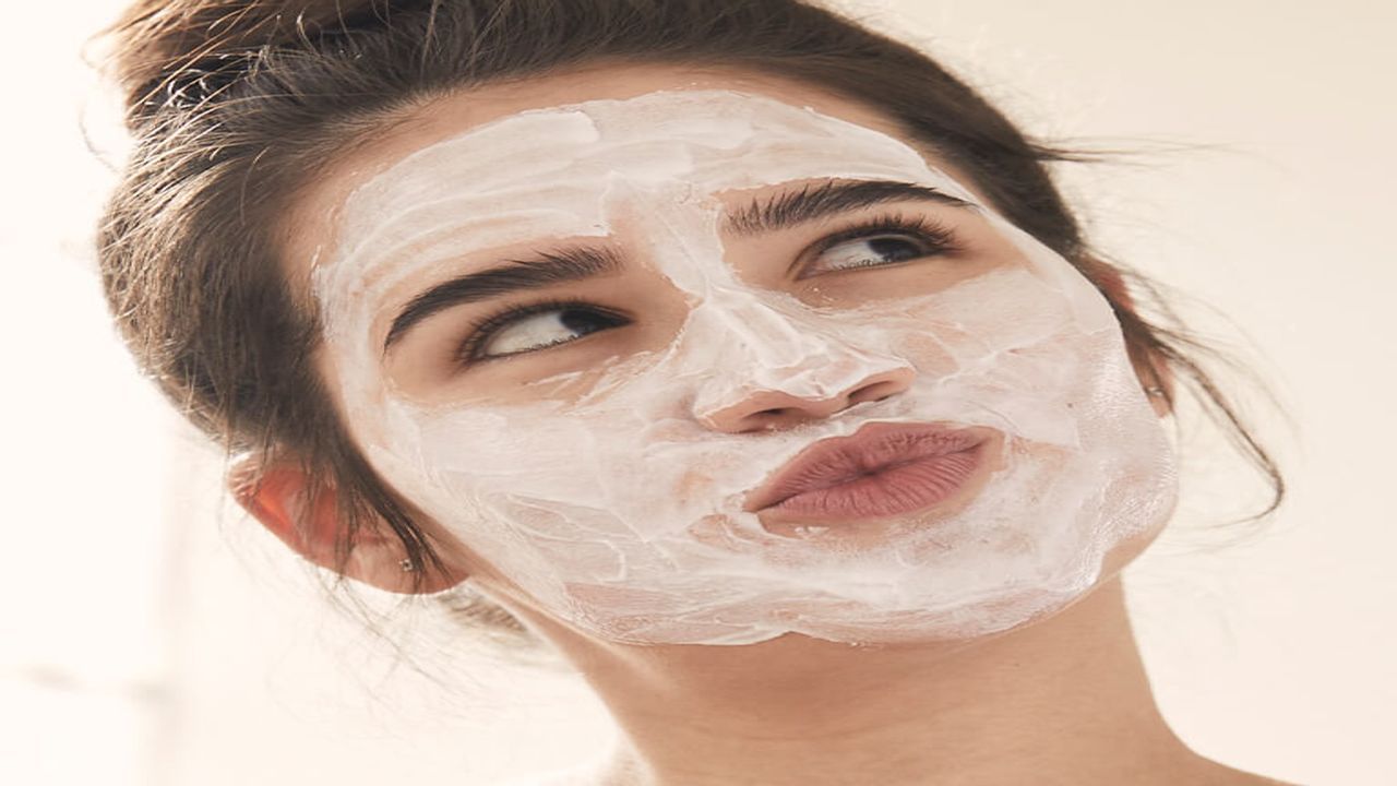Skin Care : ચમકદાર અને જુવાન ત્વચા મેળવવા માટે ચહેરા પર લગાવો આ 2 ઘરેલું નાઇટ ક્રીમ, જાણો ફાયદા પણ