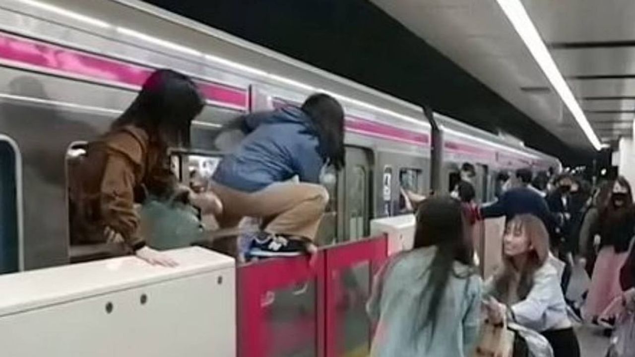 Video: જાપાનમાં 'જોકર'નો આતંક, જોકરના કોસ્ચ્યુમમાં ટ્રેનમાં ઘૂસી, મુસાફરો પર છરીથી કર્યો હુમલો, 17ને કર્યા ઘાયલ
