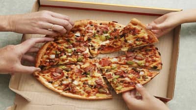 શું તમને ખબર છે શા માટે પિઝ્ઝા ચોરસ બોક્સમાં જ હોય છે ગોળ બોક્સમાં કેમ નહીં ? જાણો અહીં