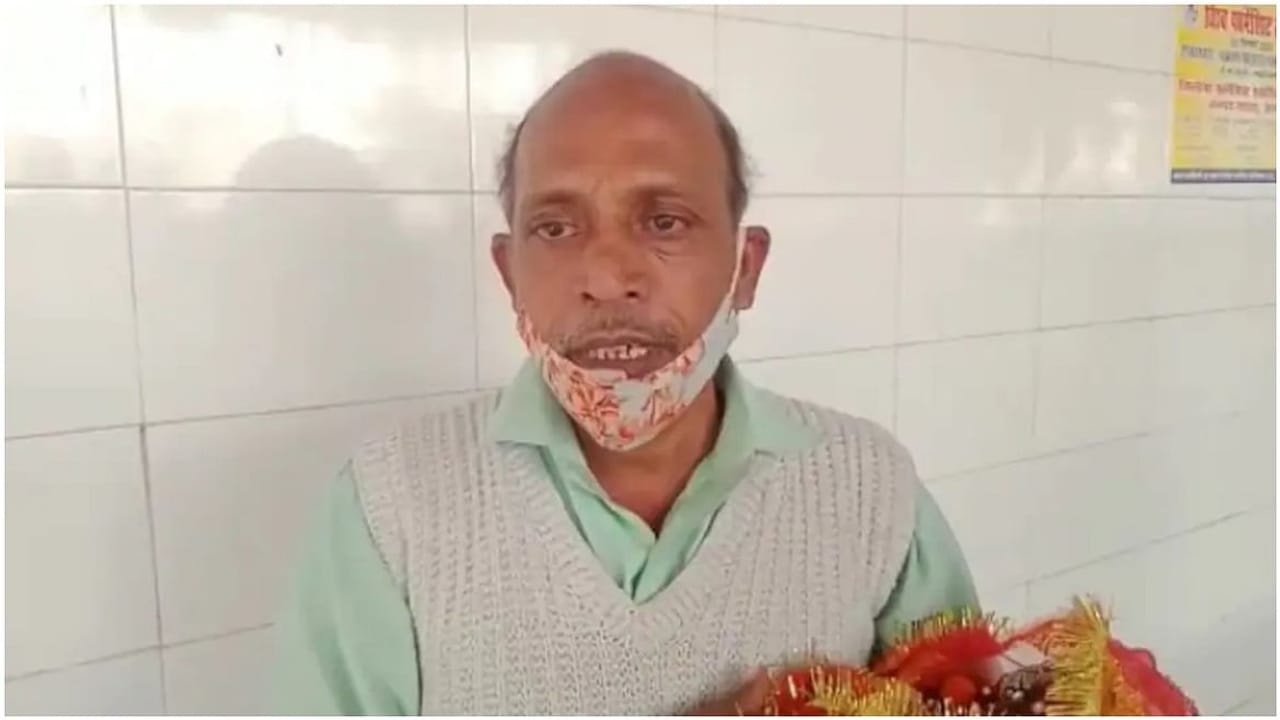 સ્નાન કરાવતી વખતે તૂટી ગયો ભગવાનની મૂર્તિનો હાથ, રડતા રડતા પૂજારી લઈ આવ્યા હોસ્પિટલ, જુઓ Video