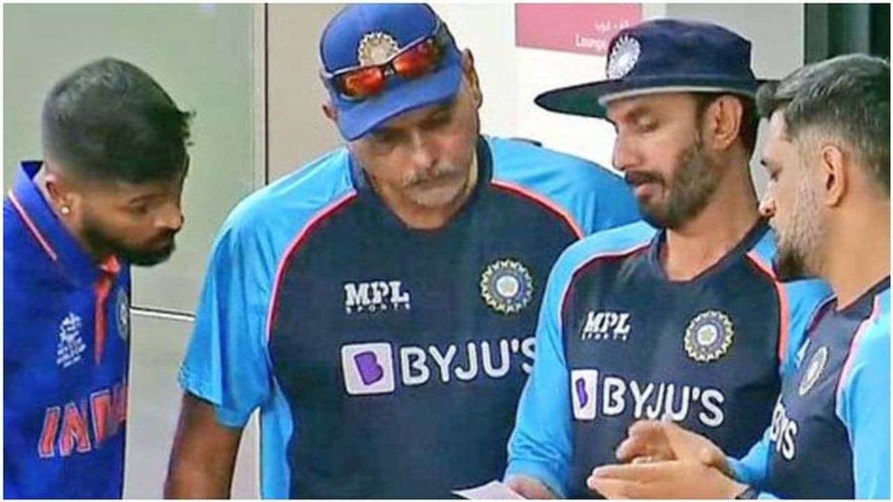 T20 World Cup 2021: ધોની, શાસ્ત્રી અને હાર્દિક પંડ્યાની આ તસ્વીર થઇ રહી છે જબરદસ્ત વાયરલ, જાણો કેમ