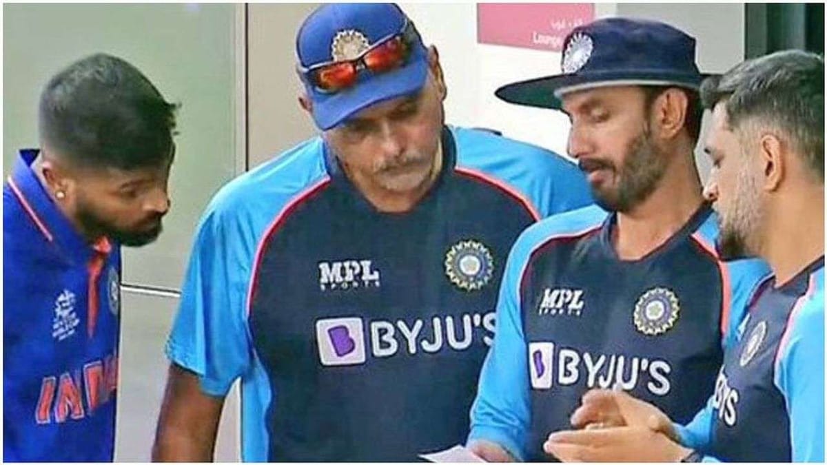 T20 World Cup 2021: ધોની, શાસ્ત્રી અને હાર્દિક પંડ્યાની આ તસ્વીર થઇ રહી છે જબરદસ્ત વાયરલ, જાણો કેમ