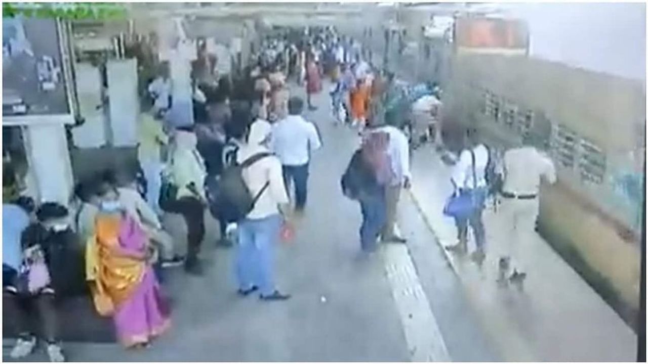 Video : ચાલતી ટ્રેનમાં ચડવાની કોશિશ કરતા 71 વર્ષની મહિલાએ ગુમાવ્યો કાબુ, RPF જવાનની સમજદારીથી બચ્યો જીવ