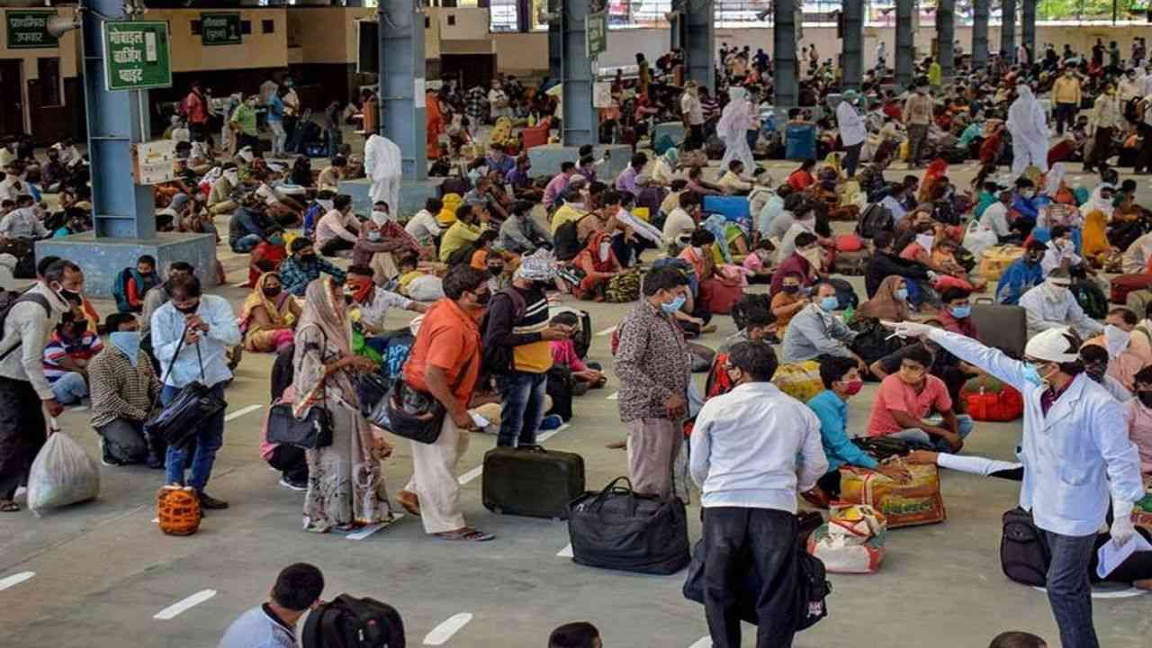 Surat : દિવાળી પછી હવે છઠપૂજા માટે વતન જનારાઓને કારણે રેલવે સ્ટેશન પર જોવા મળી ભીડ