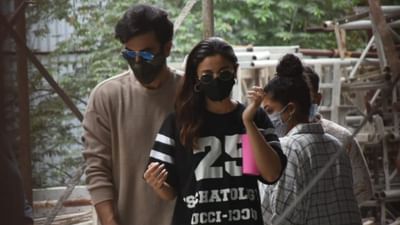 આલિયા ભટ્ટ (Alia Bhatt) અને રણબીર કપૂર (Ranbir Kapoor) રિલેશનશિપમાં છે એ વાત કોઈનાથી છુપી નથી. બંને આજે એટલે કે રવિવારે તેમના નવા ઘરના સ્થળે જોવા મળ્યા હતા. વાસ્તવમાં, રણબીર અને તેમની માતા નીતુ સિંહ (Neetu Singh) તેમના નવા ઘરનું કામ જોવા ગયા હતા, જેમાં બાંધકામ ચાલી રહ્યું છે. આ દરમિયાન એક વહુની જેમ આલિયા ભટ્ટ પણ તેમને કંપની આપવા માટે કન્સ્ટ્રક્શન સાઈટ પર પહોંચી હતી.
