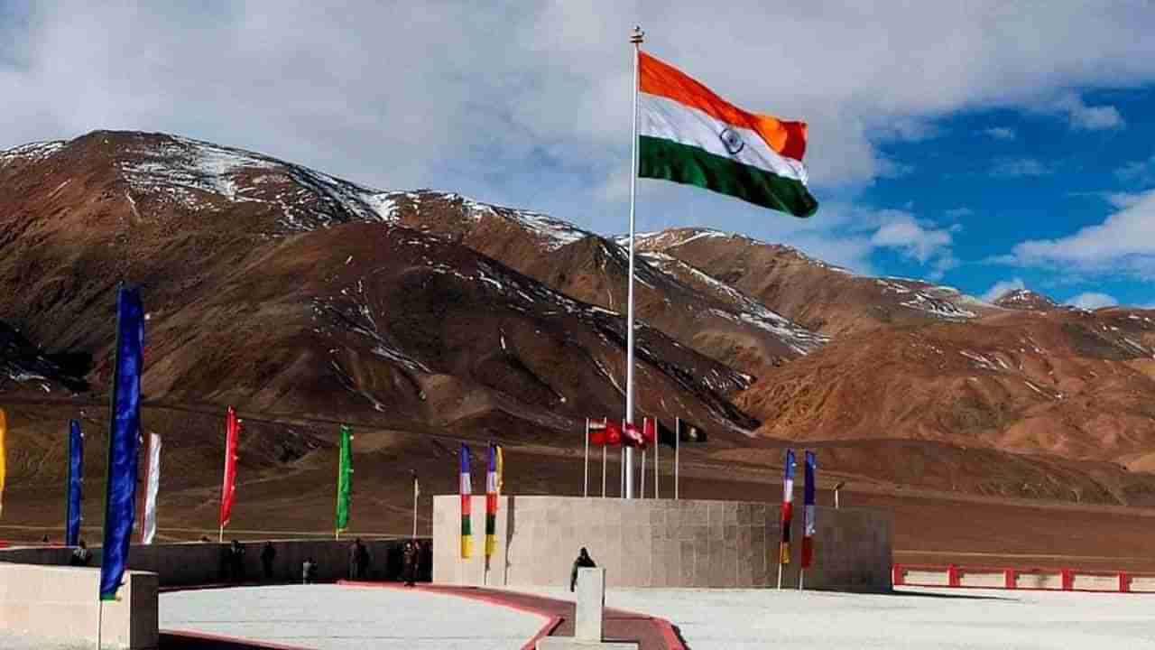 Rajnath Sinh Ladakh Visit: રેઝાંગ લા યુદ્ધના શહીદોની યાદમાં બનાવાયુ સ્મારક, રાજનાથ સિંહે કહ્યુ, સૈનિકો ભારતની ધરતીના એક-એક ઈંચની રક્ષા કરવા સક્ષમ