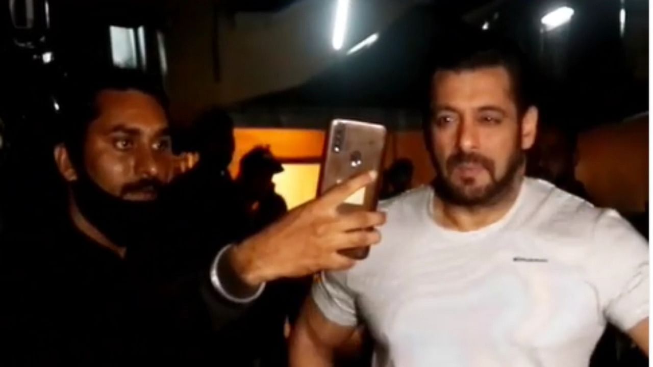 ફેન્સ સાથે ફોટો ક્લિક કરાવવા પર Salman Khanએ બતાવ્યો એટિટ્યૂડ, કહી દીધું દૂર રહેવાનું