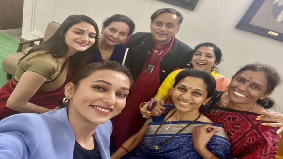 Shashi Tharoor: શશિ થરૂરે મહિલા સાંસદો સાથે શેર કર્યો ફોટો, લખ્યું કોણ કહે છે લોકસભા આકર્ષક જગ્યા નથી? સોશિયલ મીડિયા પર મચ્યો હંગામો