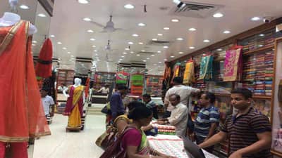 Surat : સુરતની ફેમસ સાડીઓ પહેરવી બનશે મોંઘી, 12 ટકા જીએસટીના કારણે મહિલાઓના શોપીંગ પર પડશે અસર