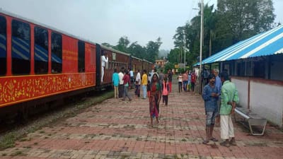 Surat : 110 વર્ષ જૂની છુક છુક ગાડી: બીલીમોરા વઘઈ નેરોગેજ ટ્રેન મુસાફરોની પહેલી પસંદ બની, રેલવે માટે આવકનો નવો સ્ત્રોત