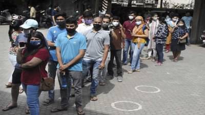 Surat: મહાનગરપાલિકાની કડકાઈની અસર દેખાઈ, લોકો વેક્સિન લેવા સામે ચાલીને વેક્સીન સેન્ટર પર જઈ રહ્યા છે