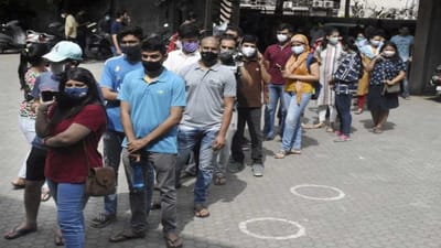 Surat: મહાનગરપાલિકાની કડકાઈની અસર દેખાઈ, લોકો વેક્સિન લેવા સામે ચાલીને વેક્સીન સેન્ટર પર જઈ રહ્યા છે