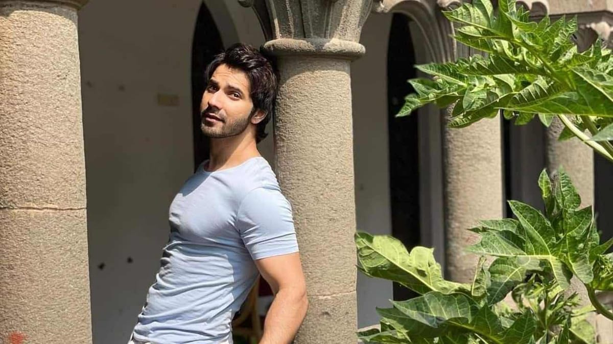 વરુણ ધવને કરી Kiara Advaniના પોઝની નકલ, વિક્કી કૌશલ-અર્જુન કપૂરે પોસ્ટ પર કરી મજેદાર કમેન્ટ