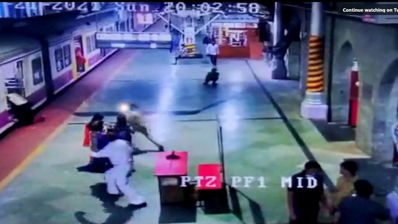 Mumbai Local Train પકડવાના ચક્કરમાં મહિલા પડી ગઈ, ગાર્ડની સતર્કતાએ બચાવ્યો જીવ, જુઓ Video