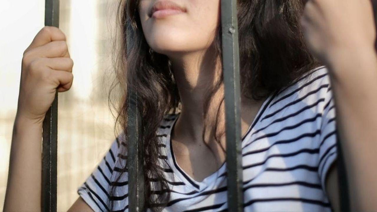 Crime : માતાએ 13 વર્ષની પુત્રીને 27 વર્ષના યુવકને વેચી, બદલામાં સોનાના દાગીના અને 2,000 ડોલર લીધા, પોલીસે કરી કાર્યવાહી