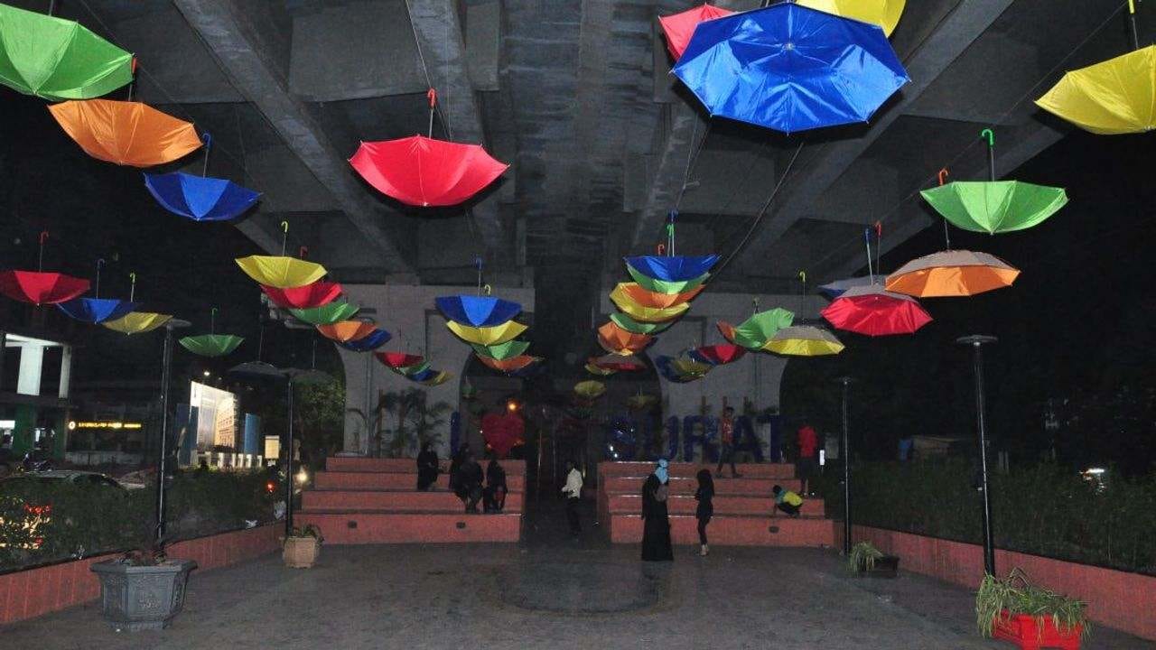 ગૃહમંત્રી હર્ષ સંઘવીના ઘરની બહારથી જ બ્યુટીફીકેશન માટે મુકાયેલી છત્રીઓની થઈ ચોરી, મેયરે સ્થળ પર પહોંચી યોગ્ય સલાહ સૂચનો આપ્યા