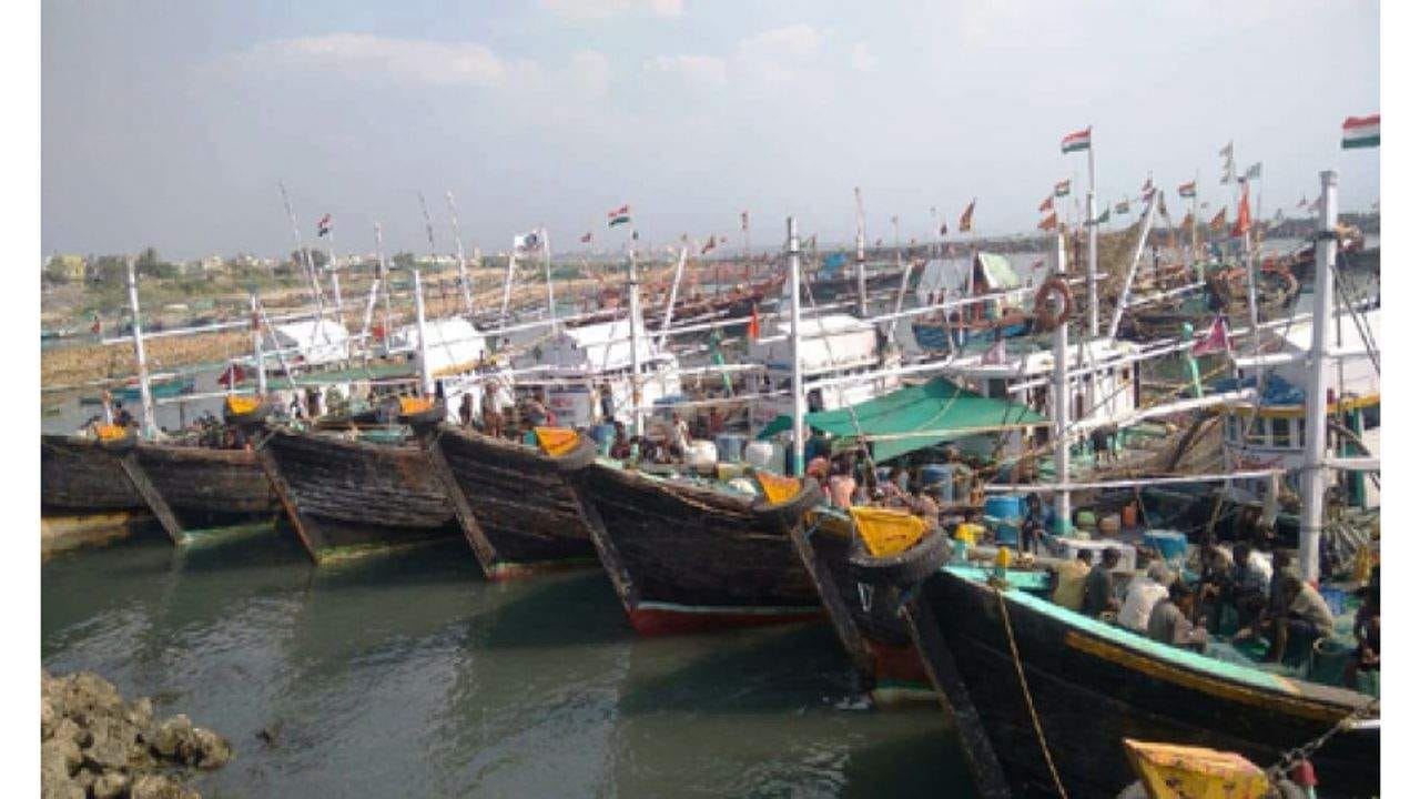 ગીર સોમનાથ : 20 માછીમારો પાકિસ્તાન જેલમાંથી માદરે વતન પહોંચ્યા, વેરાવળ ખાતે પરિવારજનો સાથે મિલન થતા લાગણીસભર દ્રશ્યો સર્જાયા