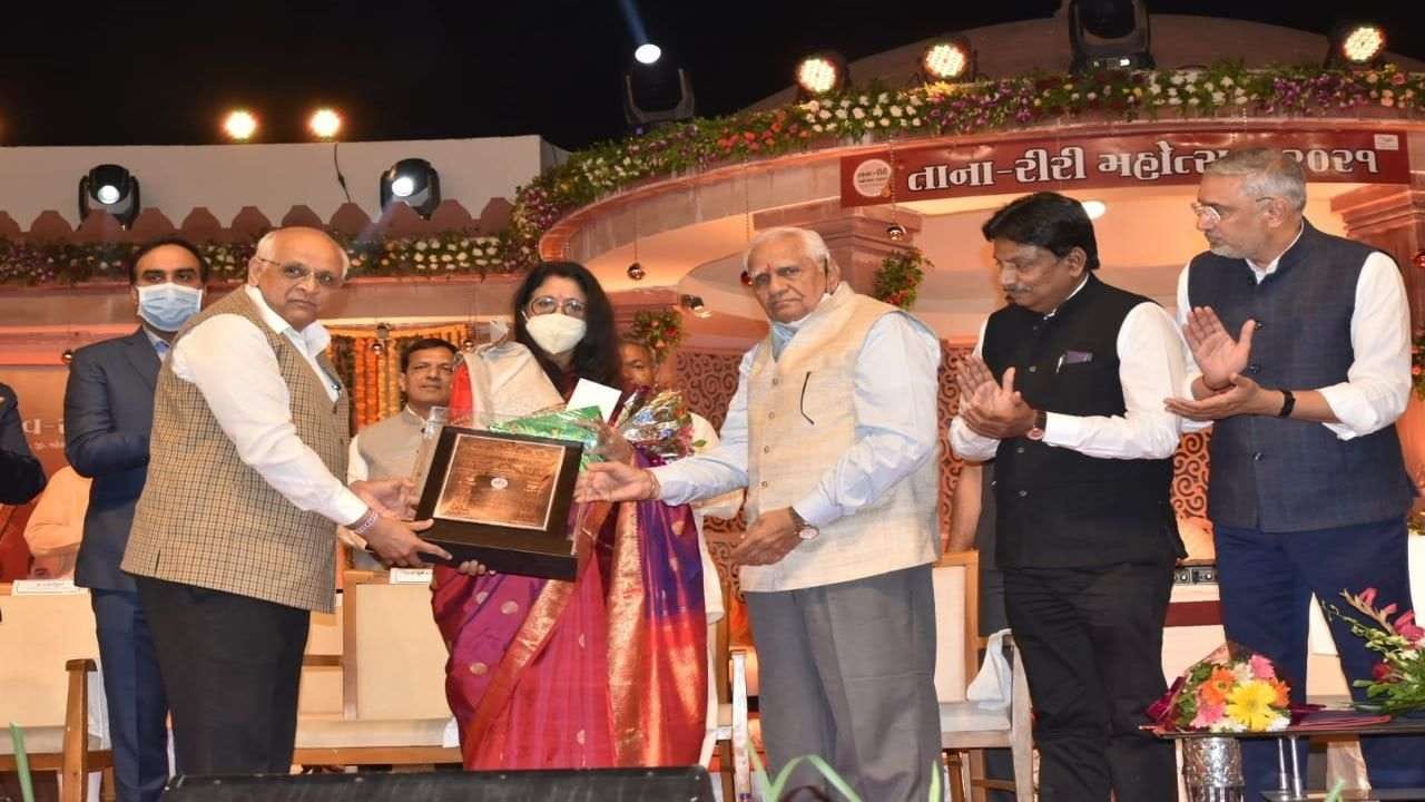 મહેસાણા : પદ્મશ્રી કવિતા કૃષ્ણમૂર્તિ અને ડૉ. વિરાજ અમર ભટ્ટને મુખ્યમંત્રીના હસ્તે એવોર્ડ એનાયત