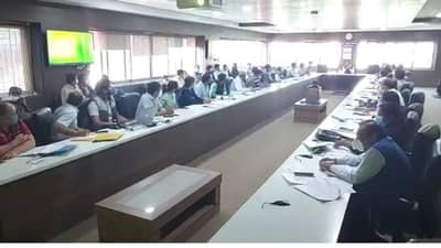 SURAT : કોરોના કેસોમાં ઉછાળો, ઉચ્ચ સ્તરીય બેઠકમાં ટેસ્ટિંગ, ટ્રેસિંગ અને ટ્રીટમેન્ટ પર ધ્યાન આપવા તાકીદ કરાઇ