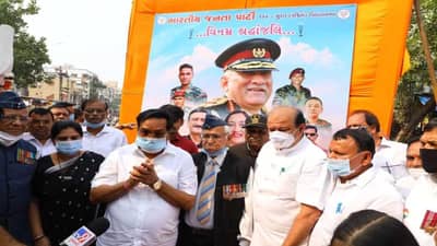 Surat : જનરલ રાવતને સુરતમાં મુંડન કરાવી અશ્રુભીની આંખે અપાઈ શ્રદ્ધાંજલિ