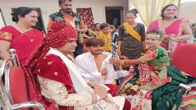 Bhavnagar : સ્ત્રી આરોગ્ય કાર્યકરની ફરજનિષ્ઠા, લગ્ન મંડપમાં વેક્સિનેશનને પ્રાથમિકતા આપી