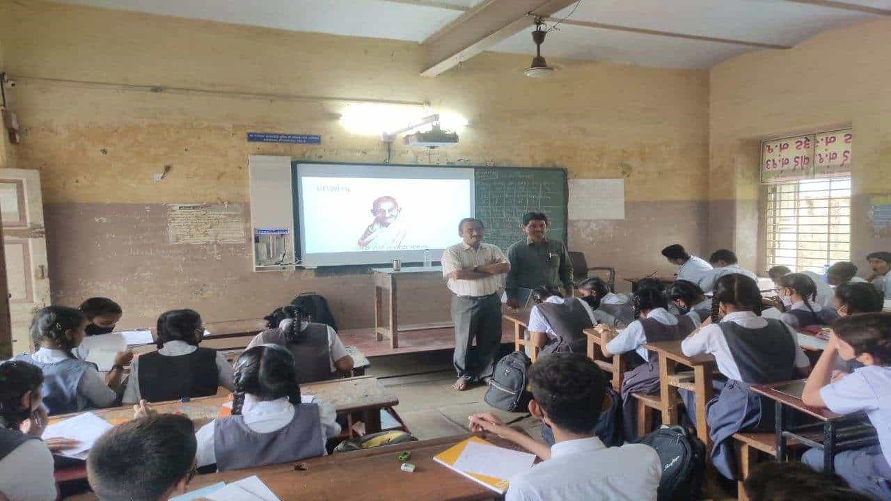 Surat : કોરોનાકાળમાં બગડી ગયેલા અક્ષર માટે અક્ષર સુધારણા કાર્યક્રમ કરતા આ મેન્ટર