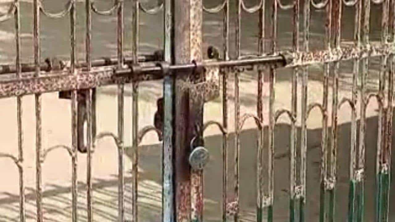 BANASKANTHA : કાંકરેજ તાલુકાના વડીયા ગામમાં ગ્રામજનો દ્વારા શાળાને તાળાબંધી, કેમ ગ્રામજનોમાં નારાજગી ?