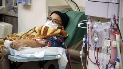 કોરોના સંક્રમણના ગંભીર જોખમને 41 ટકા ઘટાડવા માટે અમેરિકન વૈજ્ઞાનિકોએ આહારમાં વધુ ફળો અને શાકભાજીનો સમાવેશ કરવાની સલાહ આપી છે. વૈજ્ઞાનિકોનું કહેવું છે કે કોરોનાના એક તૃતીયાંશ કેસને માત્ર ખોરાકની મદદથી રોકી શકાય છે. ખાવાથી શરીરની રોગપ્રતિકારક શક્તિ વધારીને જોખમ ઘટાડી શકાય છે. બોસ્ટનની મેસેચ્યુસેટ્સ જનરલ હોસ્પિટલના વૈજ્ઞાનિકોએ તેમના સંશોધનમાં આ દાવો કર્યો છે.