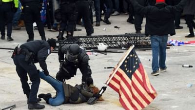 અમેરિકી સંસદમાં હિંસા
6 જાન્યુઆરી, 2021ના રોજ અમેરિકી સંસદ કેપિટોલ હુલ્લડમાં ઘણી હિંસા થઈ હતી. જેના કારણે વિશ્વના સૌથી શક્તિશાળી દેશનું માથું ન માત્ર દુનિયા સામે ઝૂકી ગયું પરંતુ આ ઘટના ઈતિહાસના પાનામાં પણ નોંધાઈ ગઈ હતી. રાષ્ટ્રપતિની ચૂંટણીમાં ડોનાલ્ડ ટ્રમ્પની હાર બાદ તેમના સમર્થકોએ સંસદમાં હંગામો મચાવ્યો હતો. આ દરમિયાન અનેક લોકોના મોત પણ થયા હતા.