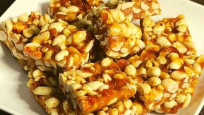 સામગ્રીઃ ગોળની ચિક્કી બનાવવી બહુ મુશ્કેલ નથી. તમે તેને ગમે ત્યારે સરળતાથી બનાવી શકો છો. આ માટે તમારે 250 ગ્રામ છોતરા વિનાની મગફળી, 200 ગ્રામ ગોળ, અડધો કપ પાણી, જરૂરિયાત મુજબ ઘી અને જરૂરિયાત મુજબ બદામની જરૂર પડશે. તમે બદામ પણ છોડી શકો છો.