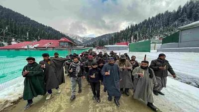 ભારતના પ્રથમ CDS જનરલ બિપિન રાવતના દુ:ખદ અને અકાળે અવસાનથી દુઃખી થઈને, માચલ સેક્ટરમાં અંકુશ રેખા પાસે આવેલા માચલ ગામના લગભગ 150 રહેવાસીઓએ ગુરુવારે તેમની યાદમાં કેન્ડલ લાઇટ માર્ચ કાઢી હતી.