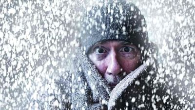 દેશના મોટા ભાગના ભાગોમાં કાતિલ ઠંડી પડી રહી છે. શિયાળાની શરૂઆત સાથે જ શરીરમાં ઘણા ફેરફારો થાય છે. ત્વચામાં શુષ્કતા, આંગળીઓમાં ઠંડી લાગવી એ શરીરમાં થતા ફેરફારોના માત્ર ઉદાહરણો છે. આવા અનેક ફેરફારોને કારણે ખાસ કરીને હૃદય અને ફેફસાના દર્દીઓને ખાસ સાવચેતી રાખવાની સલાહ આપવામાં આવે છે. જાણો, શિયાળામાં શરીરમાં કેટલા ફેરફાર થાય છે અને તેનું કારણ શું છે? 