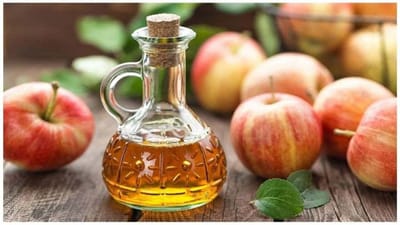 એપલ સાઇડર વિનેગરઃ વિનેગરમાં હાજર એસિટિક એસિડ શરીરની ચરબી ઘટાડવામાં મદદ કરે છે. તે શરીરમાં ટ્રાઇગ્લિસરાઈડ્સનું સ્તર ઘટાડવામાં પણ મદદ કરે છે. એપલ સાઇડર વિનેગરને સુપરફૂડ તરીકે ઓળખવામાં આવે છે. દરરોજ તેનું સેવન કરવાથી ચરબી દૂર થાય છે. એક કે બે ચમચી એપલ સાઇડર વિનેગરને પાણીમાં ભેળવીને દિવસમાં 1 થી 2 વખત લઈ શકાય છે.
