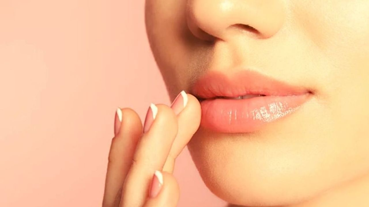Winter Care: શિયાળામાં રહે છે ફાટેલા હોઠની સમસ્યા ? આ ઘરેલું ઉપાયો અજમાવો -  Gujarati News | Winter Care: Problems with chapped lips in winter? Try  these home remedies - Winter Care: