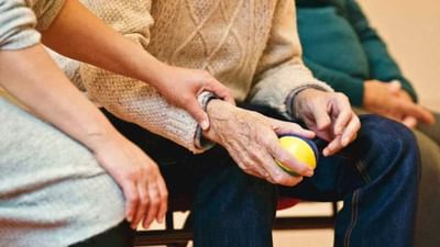 શિયાળાની ઋતુમાં ઘણીવાર શરીરનો દુખાવો વધવા લાગે છે. ખાસ કરીને લોકો સાંધાના દુખાવાથી પરેશાન રહે છે. સામાન્ય રીતે શિયાળાની ઋતુ  સંધિવા જેવા રોગોના દર્દીઓ માટે પીડાદાયક હોય છે. આવા દર્દીઓએ ખૂબ કાળજી રાખવાની જરૂર છે. શું તમે જાણો છો કે શિયાળામાં શું થાય છે કે સાંધાનો દુખાવો વધે છે? ક્યારેક આનુવંશિક કારણોસર, નબળાઈ, વાસી અને ઠંડા ખોરાક ખાવાથી, સાંધા પર યુરિક એસિડ જમા થવાથી અને તણાવ વગેરેને કારણે સાંધાનો દુખાવો થાય છે. પરંતુ તેના ઘણા મહત્વપૂર્ણ કારણો પણ હોય છે. સફદરજંગ હોસ્પિટલના વરિષ્ઠ નિવાસી ડૉ. કે લાલે આ વિશે જણાવ્યું.