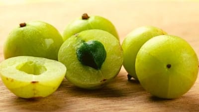 વિટામિન સી, કેલ્શિયમ અને આયર્નથી ભરપૂર આમળા શરીરમાં હિમોગ્લોબિનનું પ્રમાણ ઝડપથી વધારે છે. જો તમને એનિમિયાની સમસ્યા હોય તો તેનું નિયમિત સેવન કરો. આમળાને ઘણી રીતે જેમ કે અથાણું, મુરબ્બો, ચટણી, પાવડર વગેરે બનાવીને ખાઈ શકાય છે.
