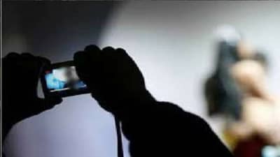 Honeytrap Racket : ફેસબુકમાં મિત્રતા કરી યુવતી બોલાવતી હતી મળવા, અને પછી થતી નકલી પોલીસની એન્ટ્રી, પોલીસે કર્યો હનીટ્રેપ રેકેટનો પર્દાફાશ