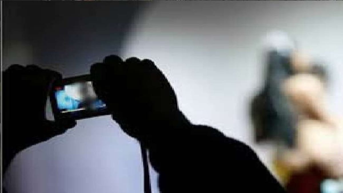 Honeytrap Racket : ફેસબુકમાં મિત્રતા કરી યુવતી બોલાવતી હતી મળવા, અને પછી થતી નકલી પોલીસની એન્ટ્રી, પોલીસે કર્યો હનીટ્રેપ રેકેટનો પર્દાફાશ