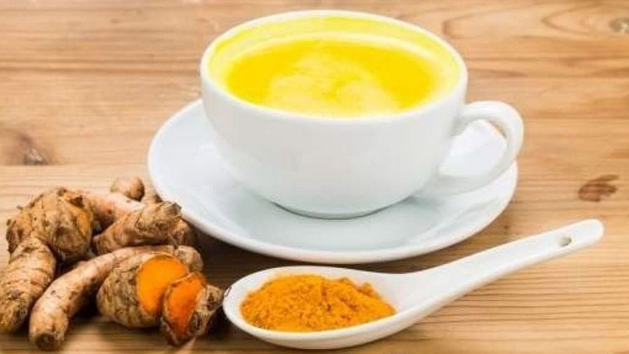 ખાસ કરીને સગર્ભા સ્ત્રીઓએ હળદરનું વધુ પડતું સેવન ટાળવું જોઈએ. હળદર ગરમ હોય છે તેથી વધુ પડતી હળદર ખાવાથી કસુવાવડની સ્થિતિ પણ ઊભી થઈ શકે છે.