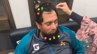 Funny Video: લાંબા સમય બાદ ઘરે પહોંચેલા પાકિસ્તાની ટીમના હેડ કોચને બાળકોએ આપી સજા, વીડિયો જોઈ હસીને લોથપોથ થઈ જશો