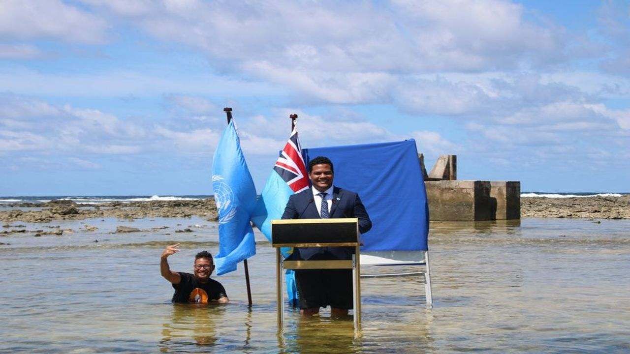 Climate change:  શા માટે તુવાલુના વિદેશ પ્રધાને સમુદ્રમાં ઘૂંટણભર રહીને COP26 ભાષણ આપ્યું ?