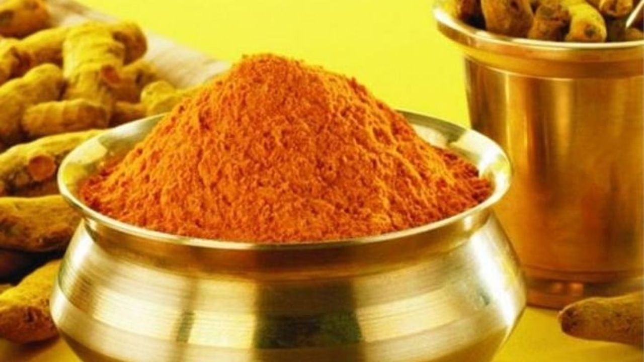 તમને જાણીને નવાઈ લાગશે કે હળદરના વધુ પડતા સેવનથી પથરીની સમસ્યા પણ થઈ શકે છે. વાસ્તવમાં, હળદરમાં હાજર ઓક્સાલેટ કેલ્શિયમને શરીરમાં યોગ્ય રીતે ઓગળવા દેતું નથી. જેના કારણે કિડનીમાં પથરી થવાનું જોખમ વધી જાય છે.