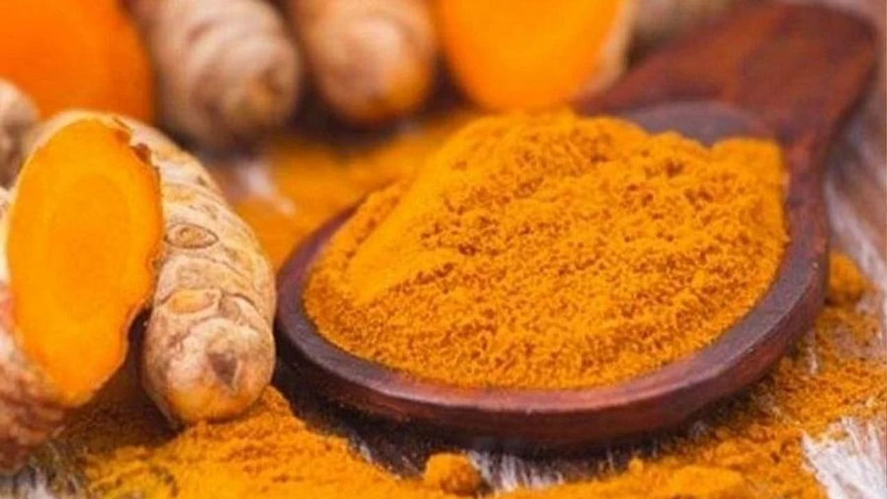 કેટલાક લોકો દરેક વસ્તુમાં હળદરનો ઉપયોગ કરે છે. પરંતુ હળદરમાં રહેલું કર્ક્યુમિન પાચન સંબંધી સમસ્યાઓનું કારણ બની શકે છે. આવી સ્થિતિમાં ઉલ્ટી અને લૂઝ મોશન જેવી સમસ્યા થઈ શકે છે.