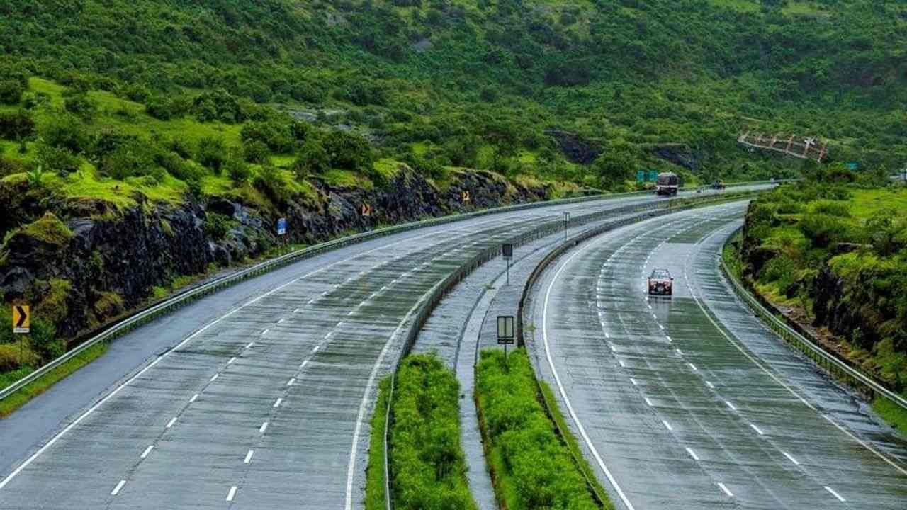 સપનાનું શહેર મહારાષ્ટ્ર પણ પોતાનામાં ખાસ છે. અહીં ભારતનો સૌથી લાંબો રસ્તો બનેલો છે, જેની લંબાઈ 2,67,500 કિમી છે. એ જ રીતે નવાપુર સ્ટેશન બે રાજ્યોમાં બનેલા છે, એક મહારાષ્ટ્રમાં અને એક ગુજરાતમાં.